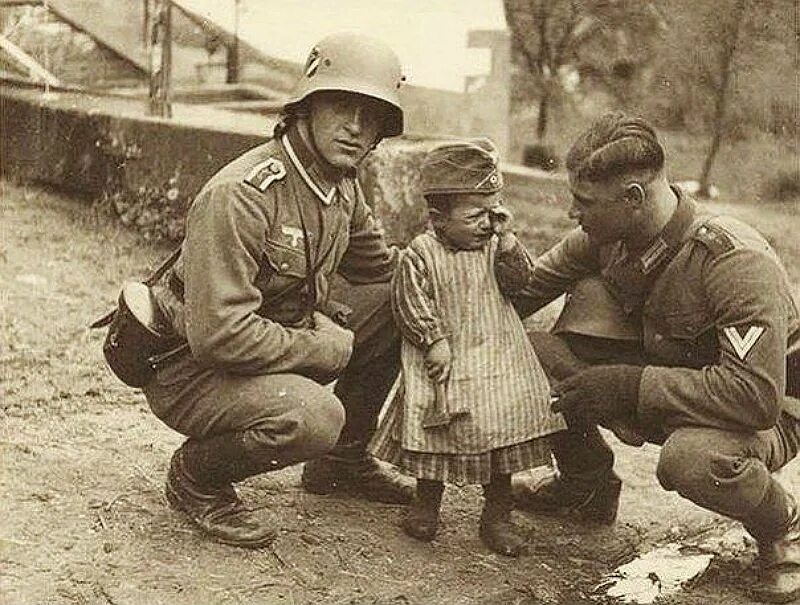 Будьте добры немецкий. Дети и солдаты вермахта 1941. Немецкие солдаты с русскими детьми. Добрый немецкий солдат.