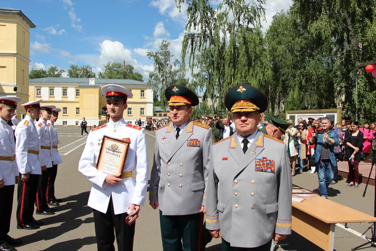 Сву выпуск. Суворовское училище Казань. Генерал Суворовского училища Казань. Казанское Суворовское военное училище Мухаметгатов. Казанское СВУ выпуск 2001.