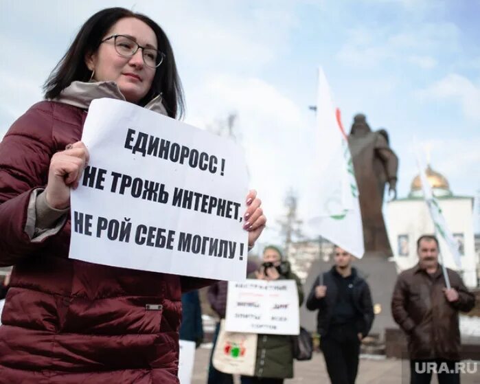 Защитить свободно. Депутат Крылова Асбест с плакатом. Депутата гордумы Асбеста Натальи Крыловой (.