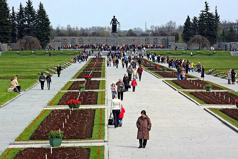 Пискаревское кладбище похоронено. Пискарёвское мемориальное кладбище Санкт-Петербург. Мемориал на Пискаревском кладбище в Санкт-Петербурге. Мемориал на Пискаревском кладбище. Пискарёвское мемориальное кладбище Братские могилы.