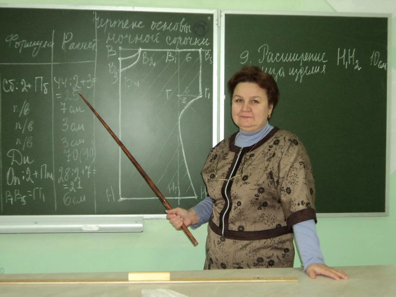 учитель труда в школе. урок технологии. уроки труда в школе. швея. учитель на уроке технологии.