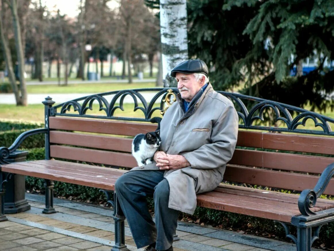 Люди на лавочке. Мужчина на лавочке в парке. Человек на скамейке. Мужчина сидит на скамейке. Chebanov на лавочке.