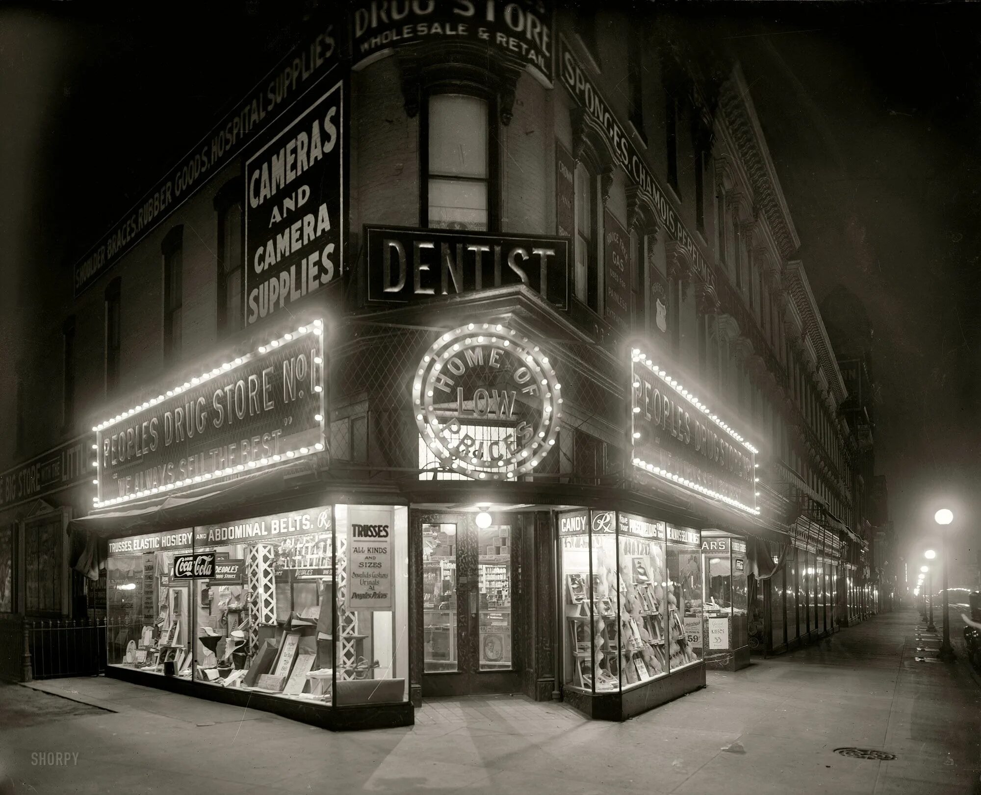Американские магазины в США 30х. Магазинчик 20 века Америка. Чикаго вывеска. Вывески начала 20 века Америка.