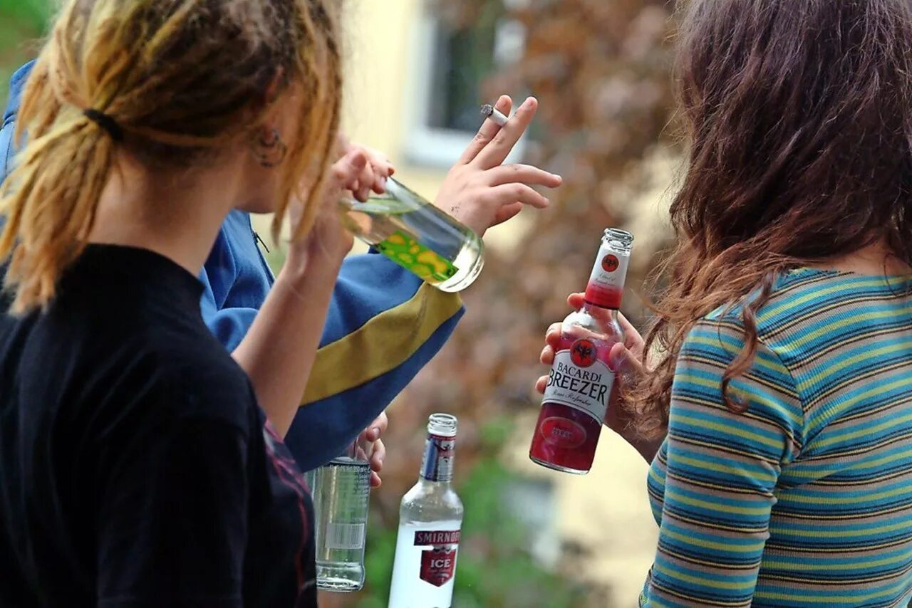 Распитие спиртных напитков несовершеннолетними в общественных местах. Алкоголь и молодежь. Алкоголизм молодежи. Молодежь пьет. Вредные привычки подростков.
