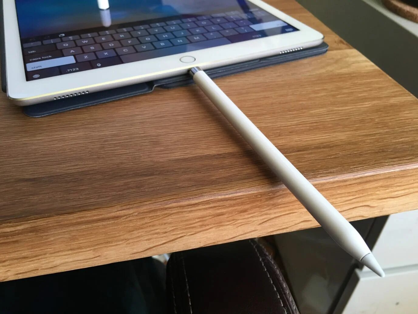 IPAD Apple Pencil 1. Стилус Apple Pencil. Стилус Apple 1 поколения. Apple Pencil 1 заряжается.