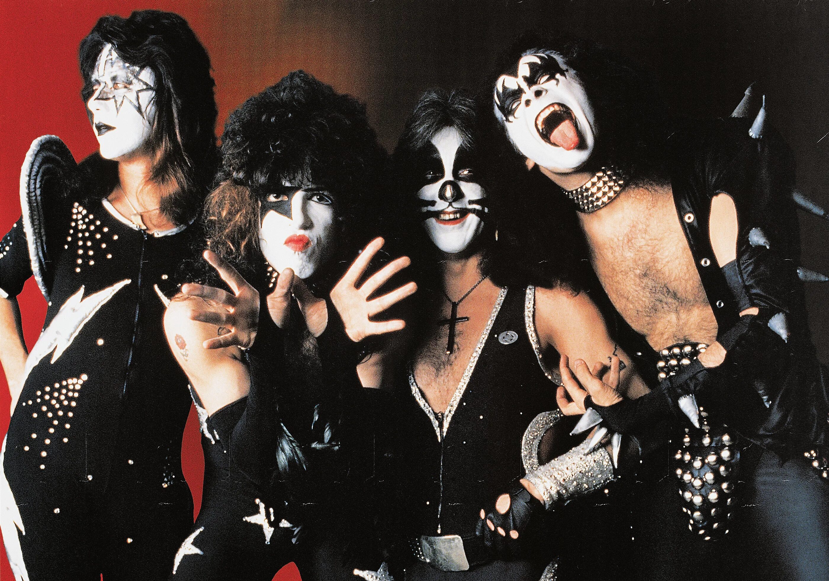 Песня many kiss. Kiss band 1976. kiss группа 70s. группа кисс с родителями. джин симмонс кисс.