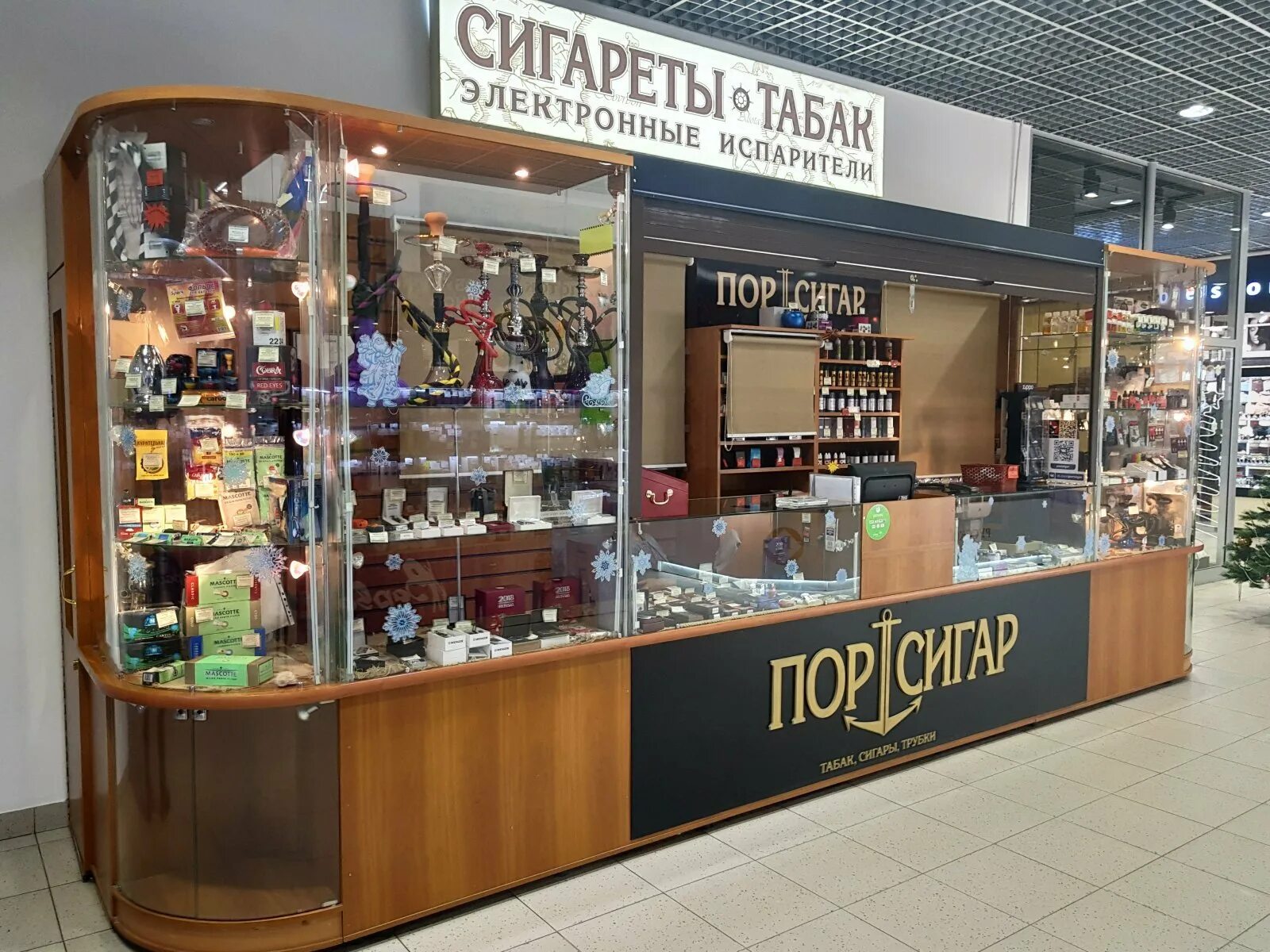 Открытие табачного магазина. Выкладка табачной продукции. Магазин с курилками. Табачный магазин. Табачный прилавок.