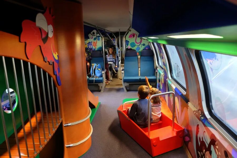 В комнате с аттракционами два кассовых аппарата. Парк аттракционов корстон. В комнате с аттракционами два кассовых аппарата. Игровые автоматы в тц. Комната кривых зеркал.