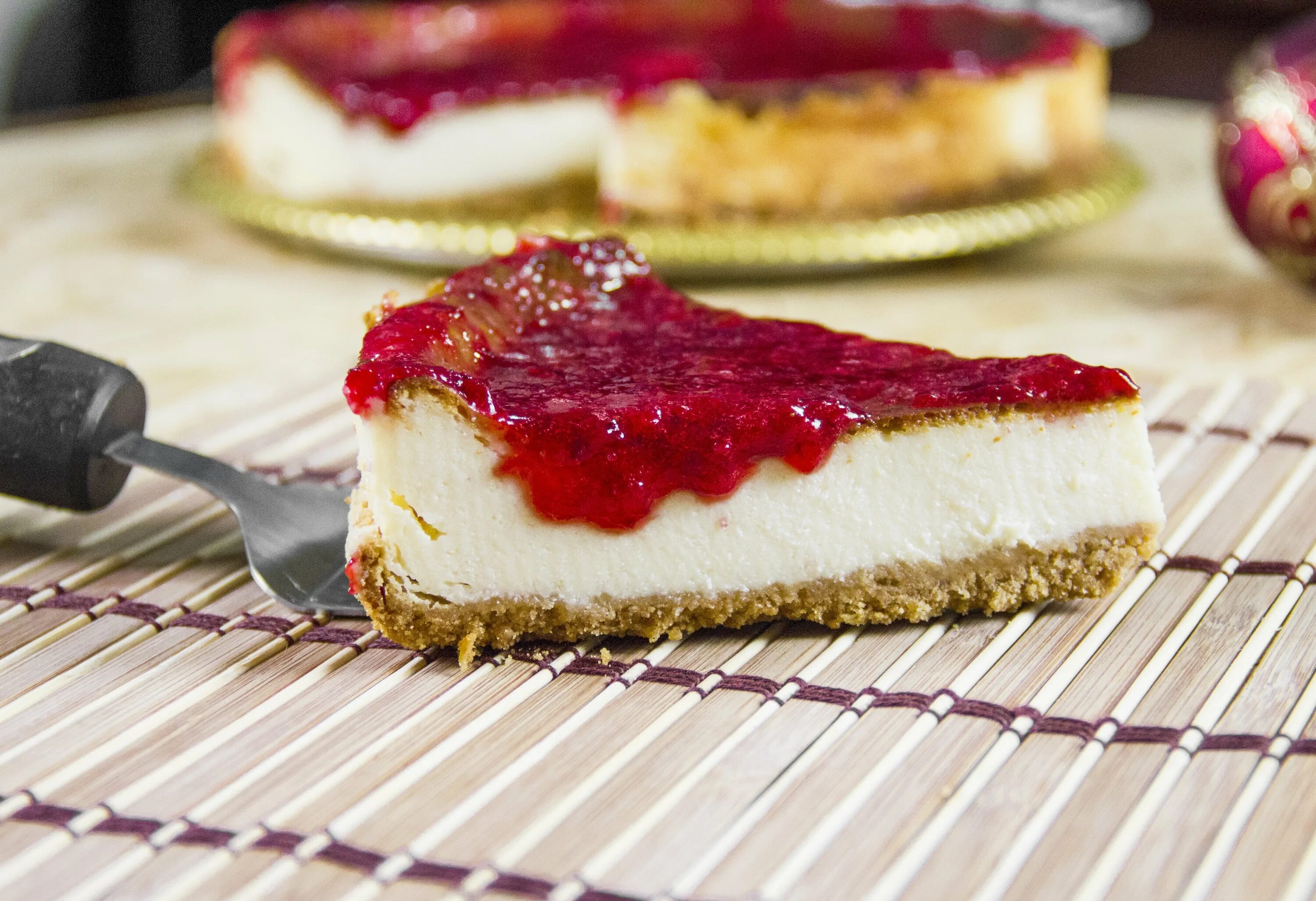 Рецепт чизкейка с творожным сыром в духовке. Frambuazli Cheesecake. Чизкейк. Десерт чизкейк. Чизкейк из печенья.