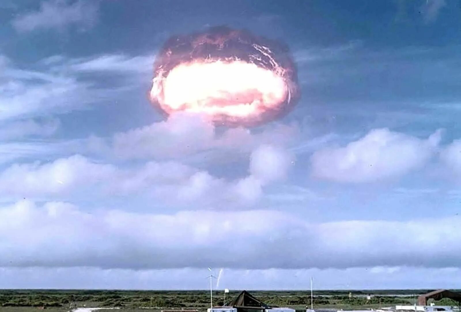 Атомный взрыв в атмосфере. Высотный взрыв ядерного оружия. Ядерный взрыв воздушный в тропосфере. Испытания ядерного оружия.