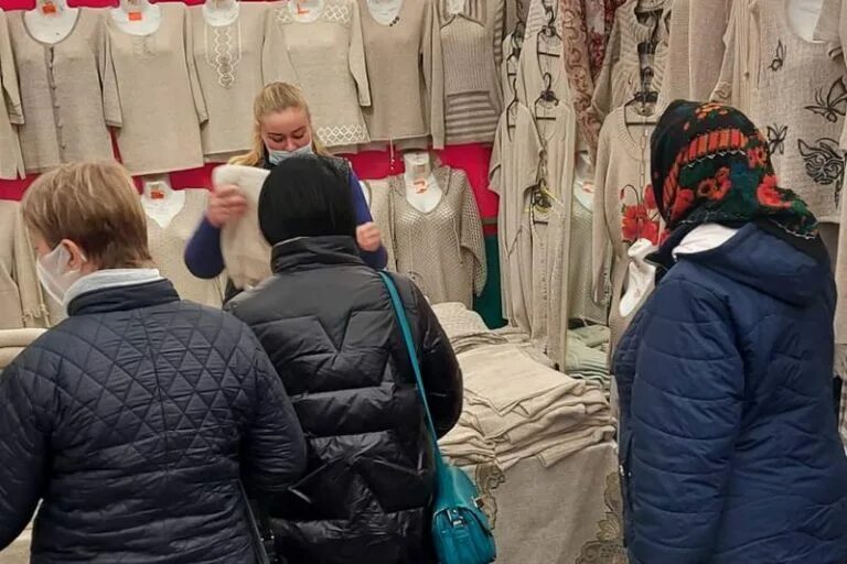 Ярмарка верхней одежды. Ярмарка верхней одежды шапок в славянском. воробьевы горы курган магазин верхней одежды. ивановский трикотаж курган ярмарка февраль 2025. ярмарки пальто курток в вязьме дк.