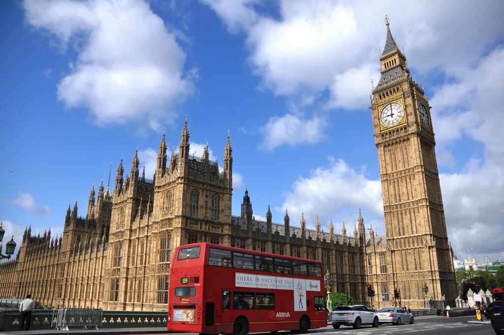 Биг бен что это. Биг Бен в Лондоне. Великобритания башня Биг Бен. Достопримечательности Великобритании Биг бе. Биг Бэн часы в Англии.