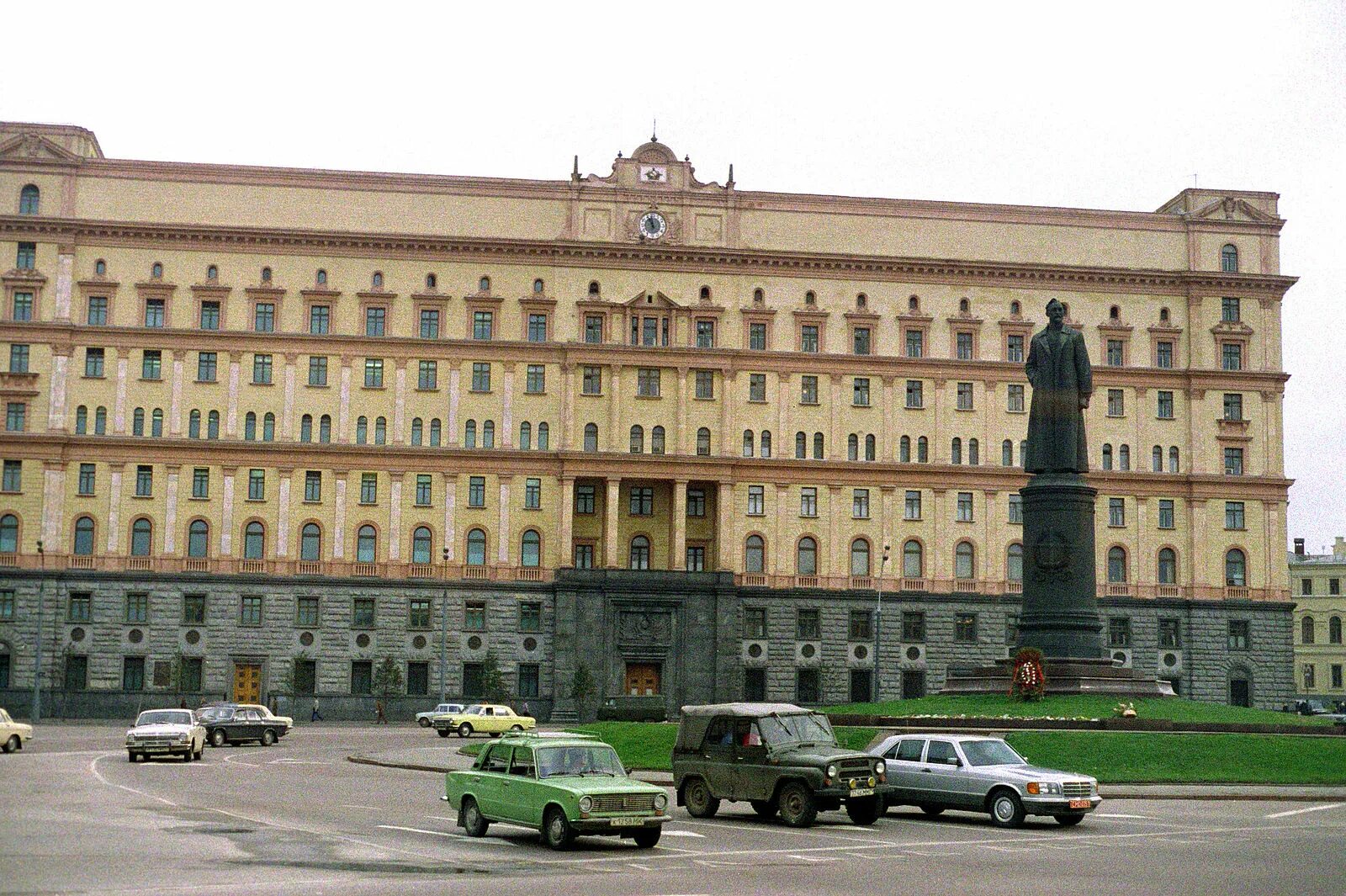 Здание КГБ на Лубянке. Здание КГБ СССР на Лубянке. КГБ 1980 Лубянка. Здание органов госбезопасности на Лубянке. Работник лубянки 6 букв