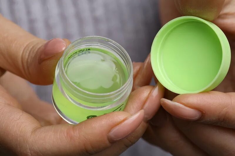 Бальзам для губ алоэ. Aloe Vera Lip Balm. Бальзам для губ Aloe Vera Lip Balm. Бальзам для губ MEOVER Aloe Vera Lipbalm 99 8g.