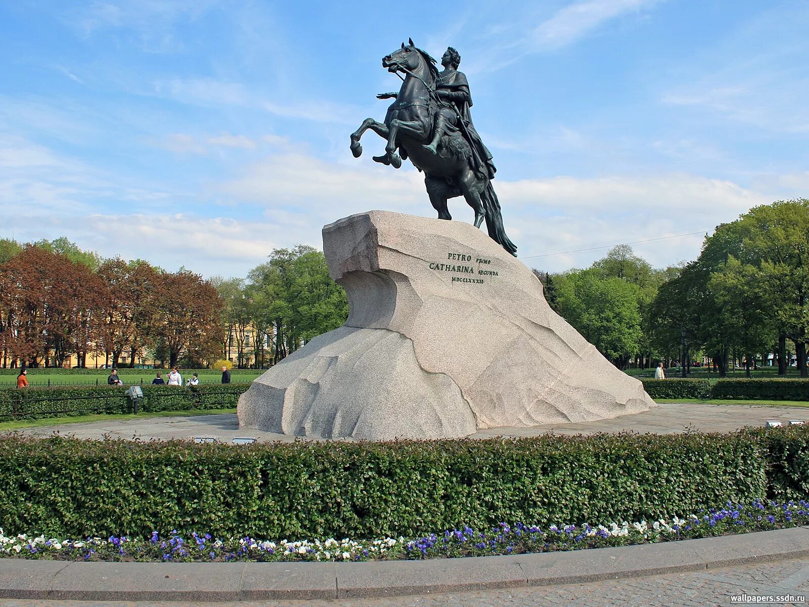 Памятник петру в санкт петербурге. Монумент Петра Великого в Санкт-Петербурге. Монумент Петру 1 в Санкт-Петербурге. Статуя Петра Великого в Петербурге. Памятник Петру первому в Питере.