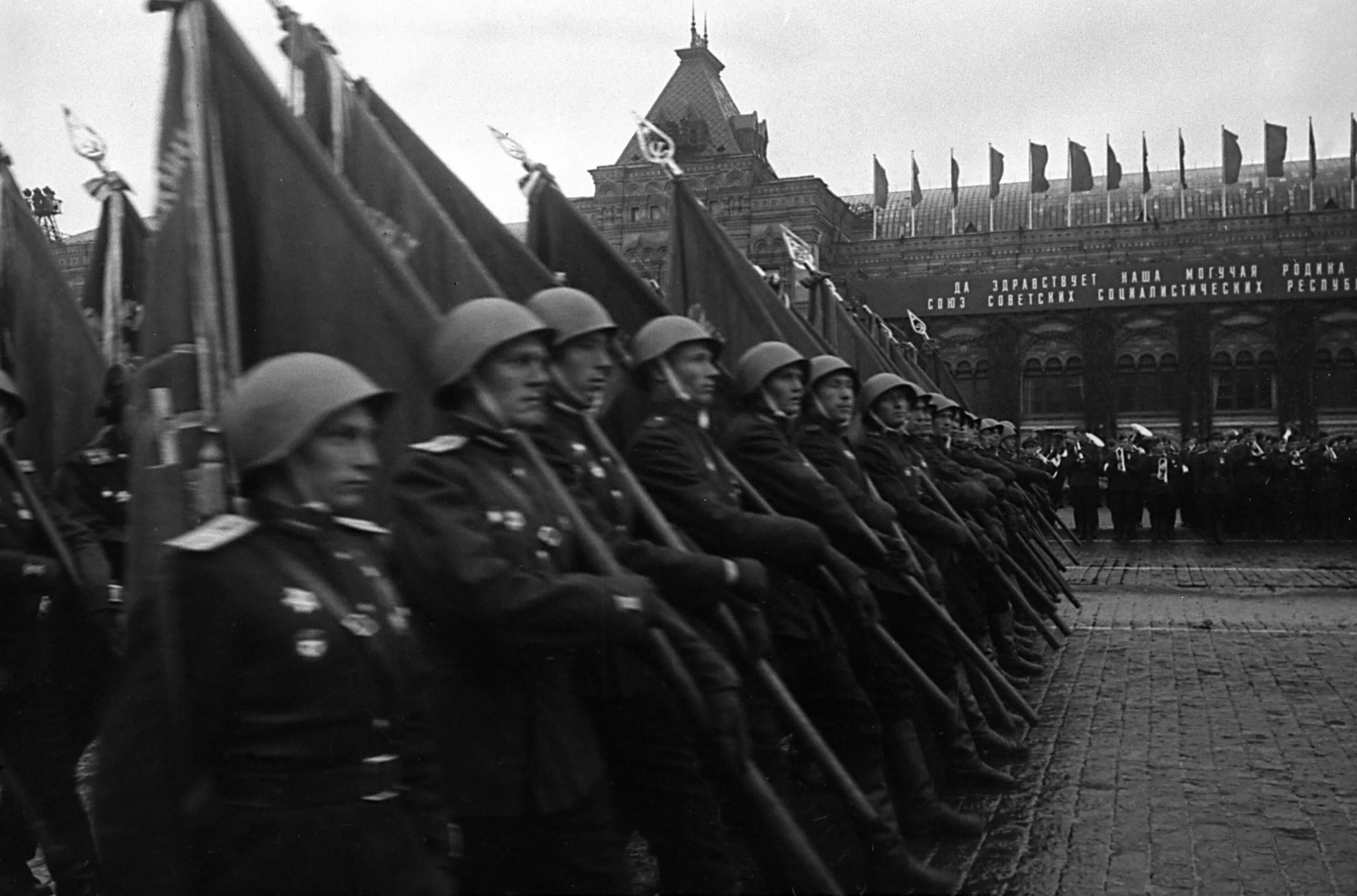 Фотографии победы великой отечественной. Знаменосцы на параде Победы 1945. Парад Победы СССР 1945. Кадры советского парада Победы 1945.