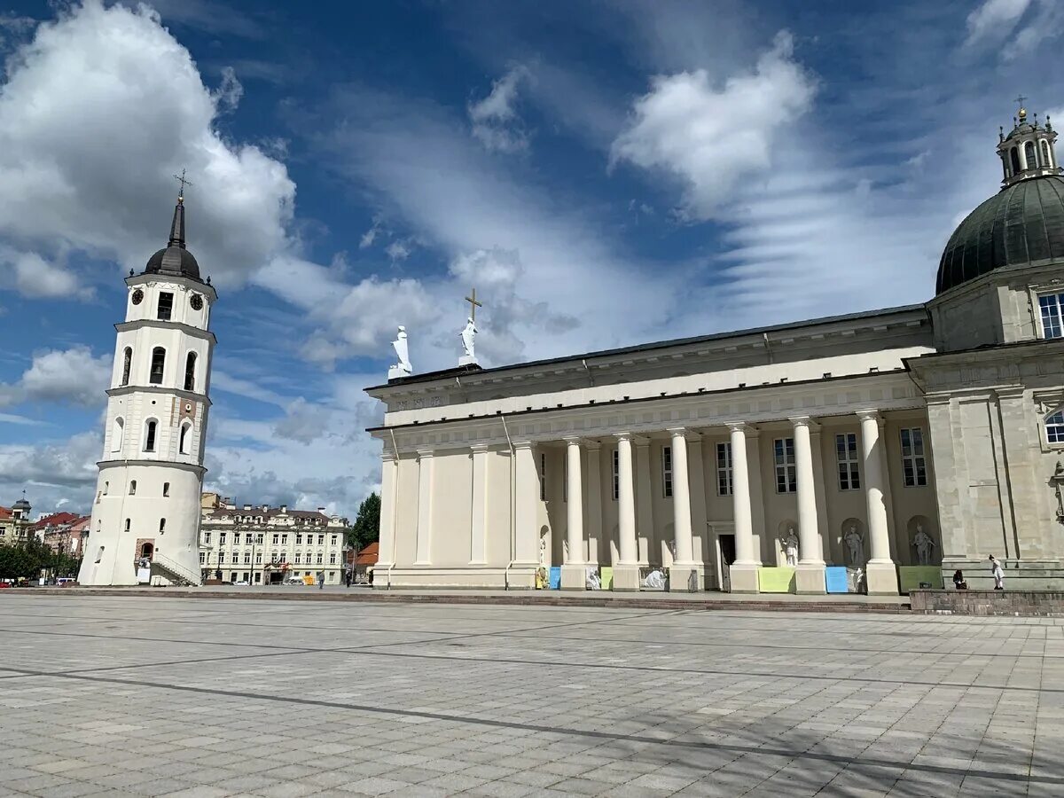 Вильнюс площадь с музеем и башней. Площадь гедиминаса в вильнюсе. Вильнюс центральная. Вильнюс старый город. Вильнюс старый город улицы.