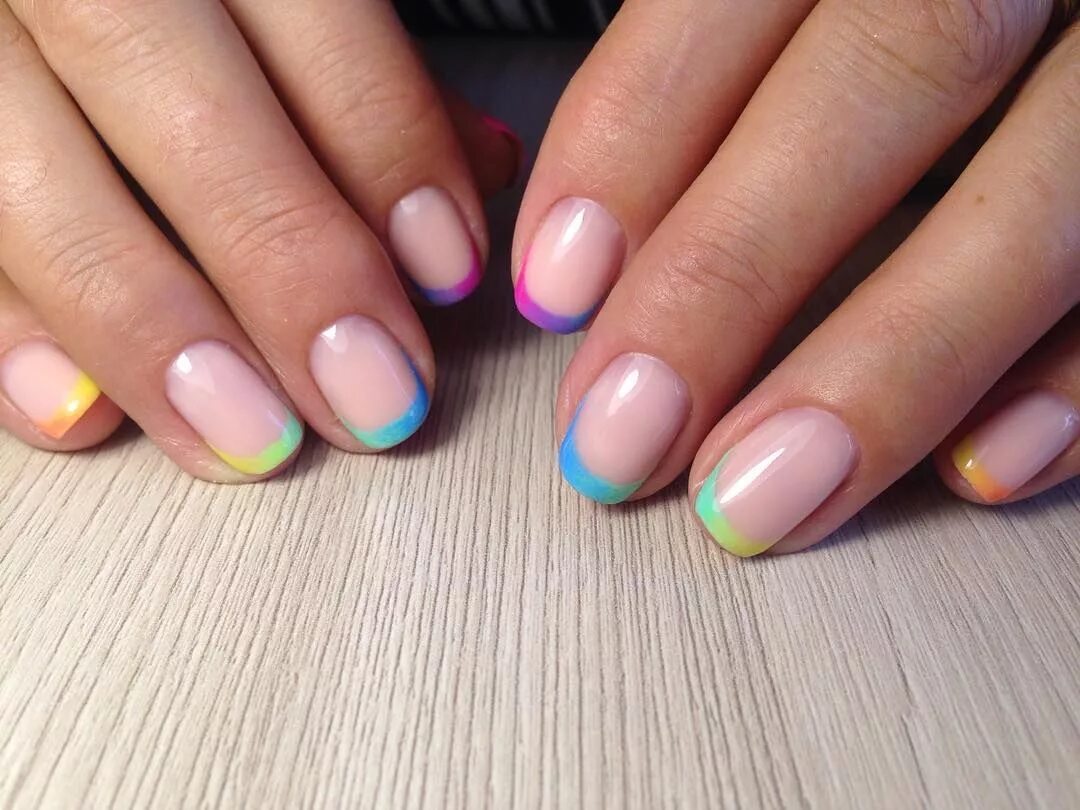 Разноцветные ногти. Маникюр френч цветной. Разноцветный френч на короткие. Разноцветный френч. Французский маникюр цветной.