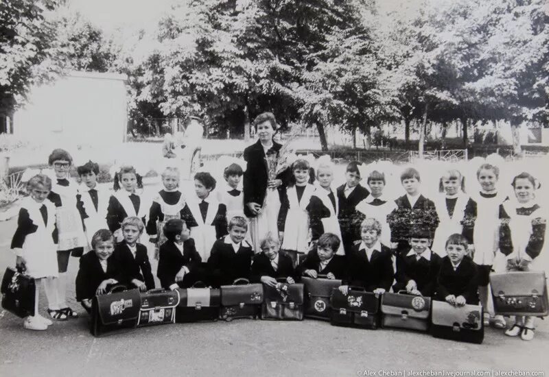 1 сентября 1991 года. 1 сентября 1991г. Школа 3 редкино поселок редкино. Школа 835 москва. Биокласс 1543.