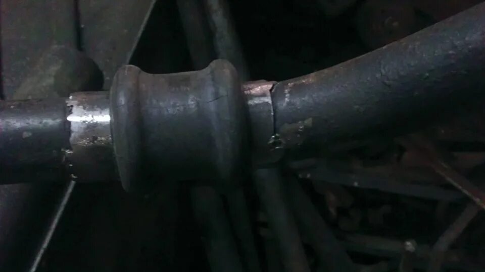 Как определить износ стабилизатора. Поломка стабилизатора поперечной устойчивости автомобиля. Втулки стабилизатора xc90. Скоба стабилизатора cadillac escalade. Нет износа nl113.
