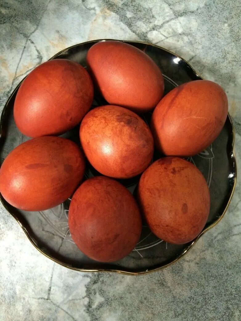 Можно ли красить коричневые яйца. Пасхальные яйца в шелухе. Пасхальные яйца в луковой шелухе. Яйца в луковой шелухе. Крашеные яйца.