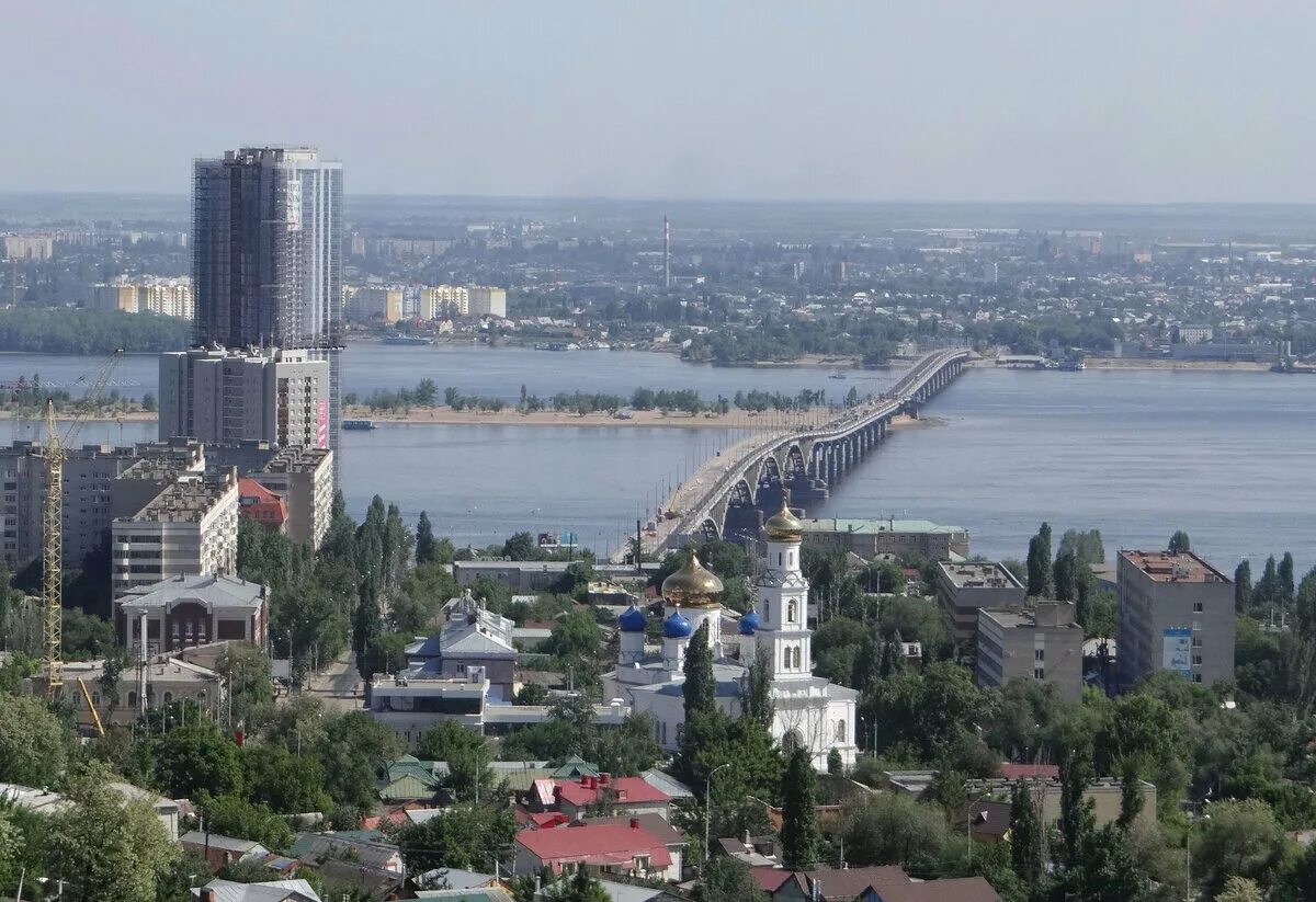 Саратов это город на волге. Левобережье Волги Саратовской области города. Левобережье Волги Саратов. Панорама Саратова с Волги. Саратов вид с Энгельса.