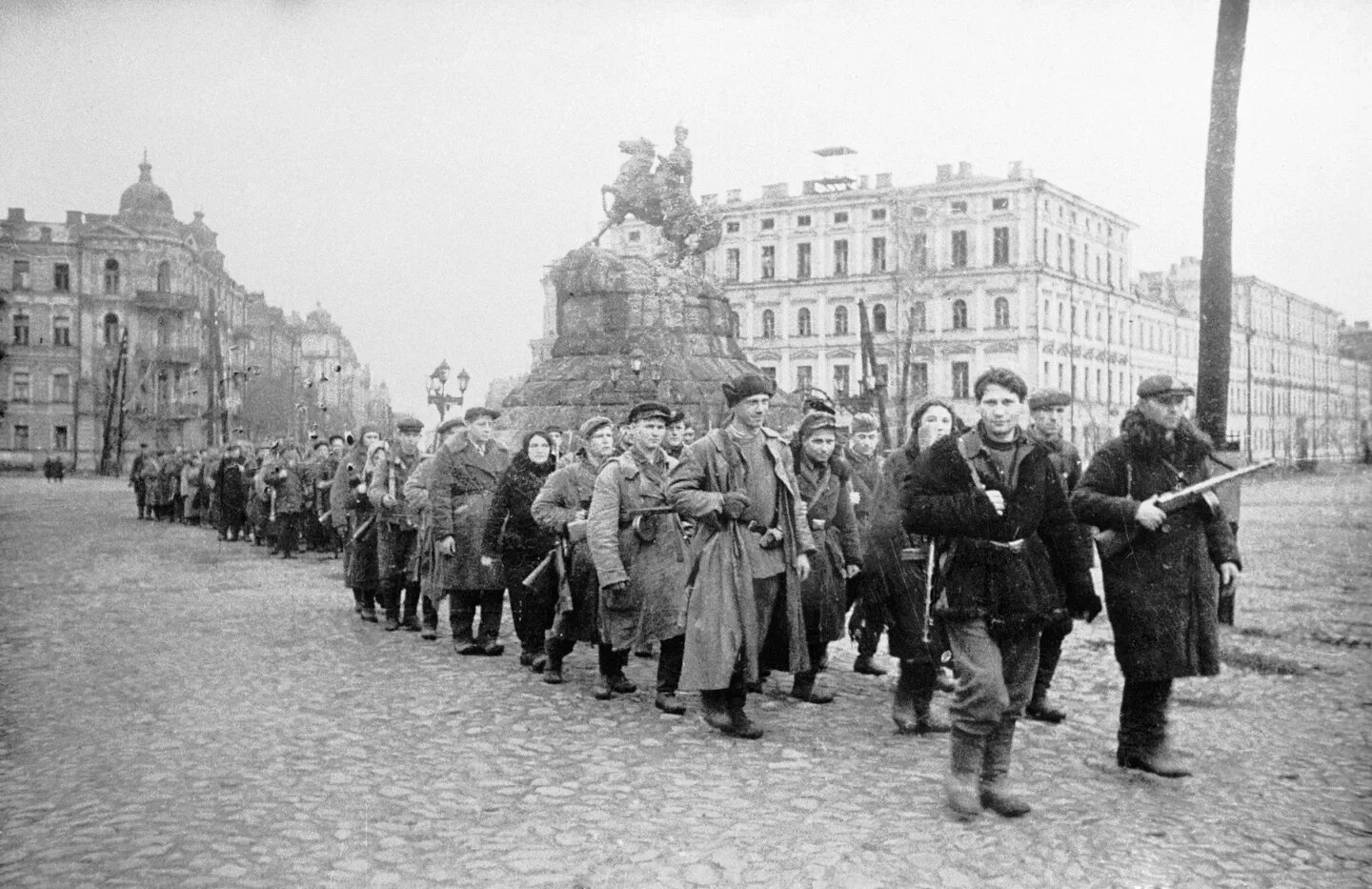 Киев военные годы. Освобождение Киева 1943. Ноябрь 1943 освобождение Киева. Освобожденный Киев 1943. Освобождение столицы Украины Киева (6 ноября 1943 г.).