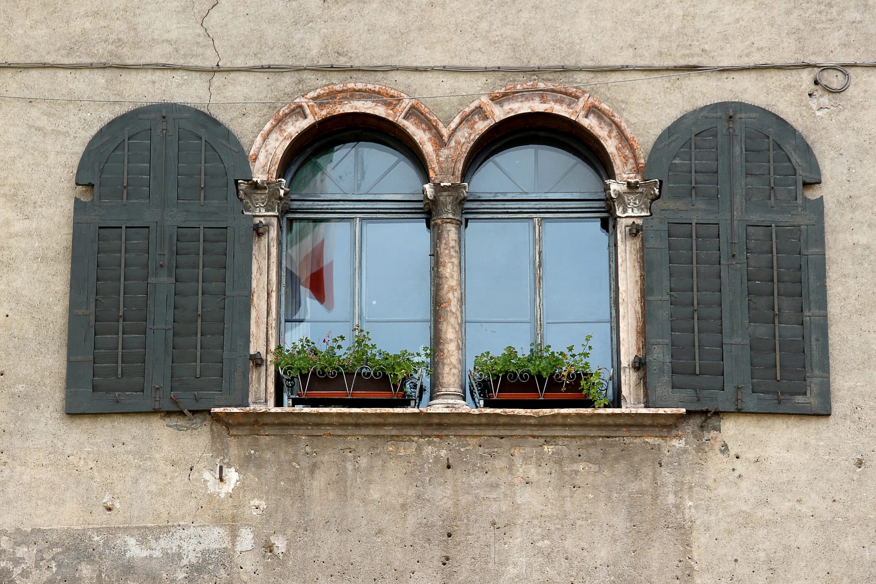 Окна старинный дом. Старинные окна. Окна в европейских домах. Старинные европейские окна. Средневековое окно.