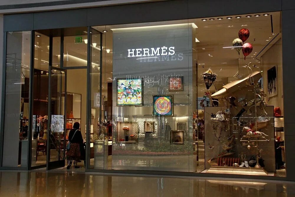 Гермес товар. Hermes Store. Магазин Hermes в Париже. Гермес бутик. Дом Hermes в Париже.