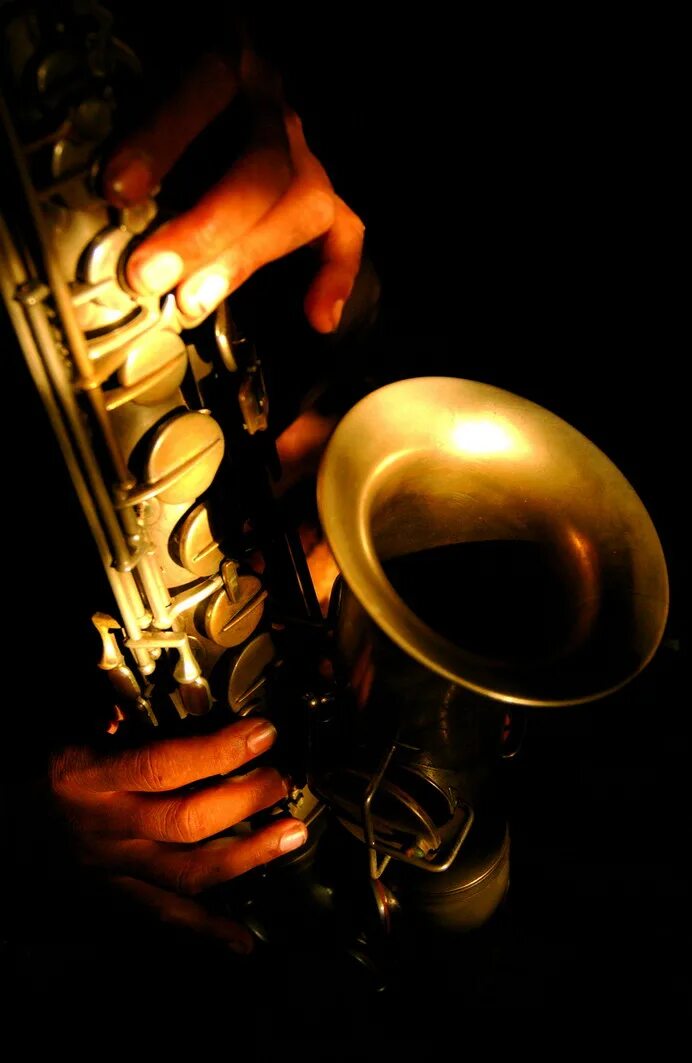 Play saxophone. Ужин с саксофоном. Саксофон разного цвета. Саксофон под левую руку. Вечеринка под саксофон.