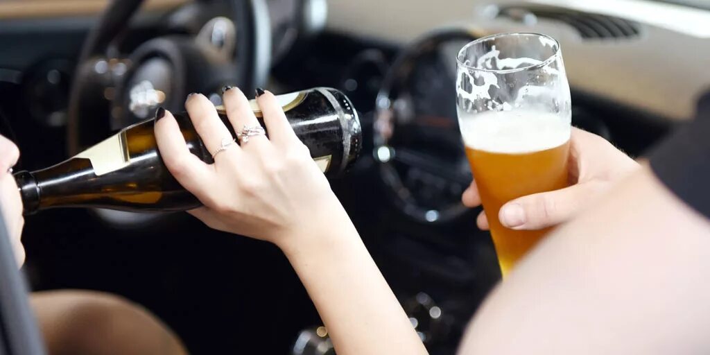 Распитие спиртных напитков в автомобиле. Управление автомобилем в нетрезвом состоянии. Распитие спиртных напитков в автомобиле. Пьяное вождение. Распитие спиртных напитков в автомобиле.
