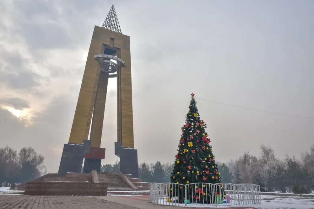 Колонки южные ворота. Южные ворота мкад 19-й километр. Новогодний рынок елок. Рынок елок. 1000 мелочей южные ворота.