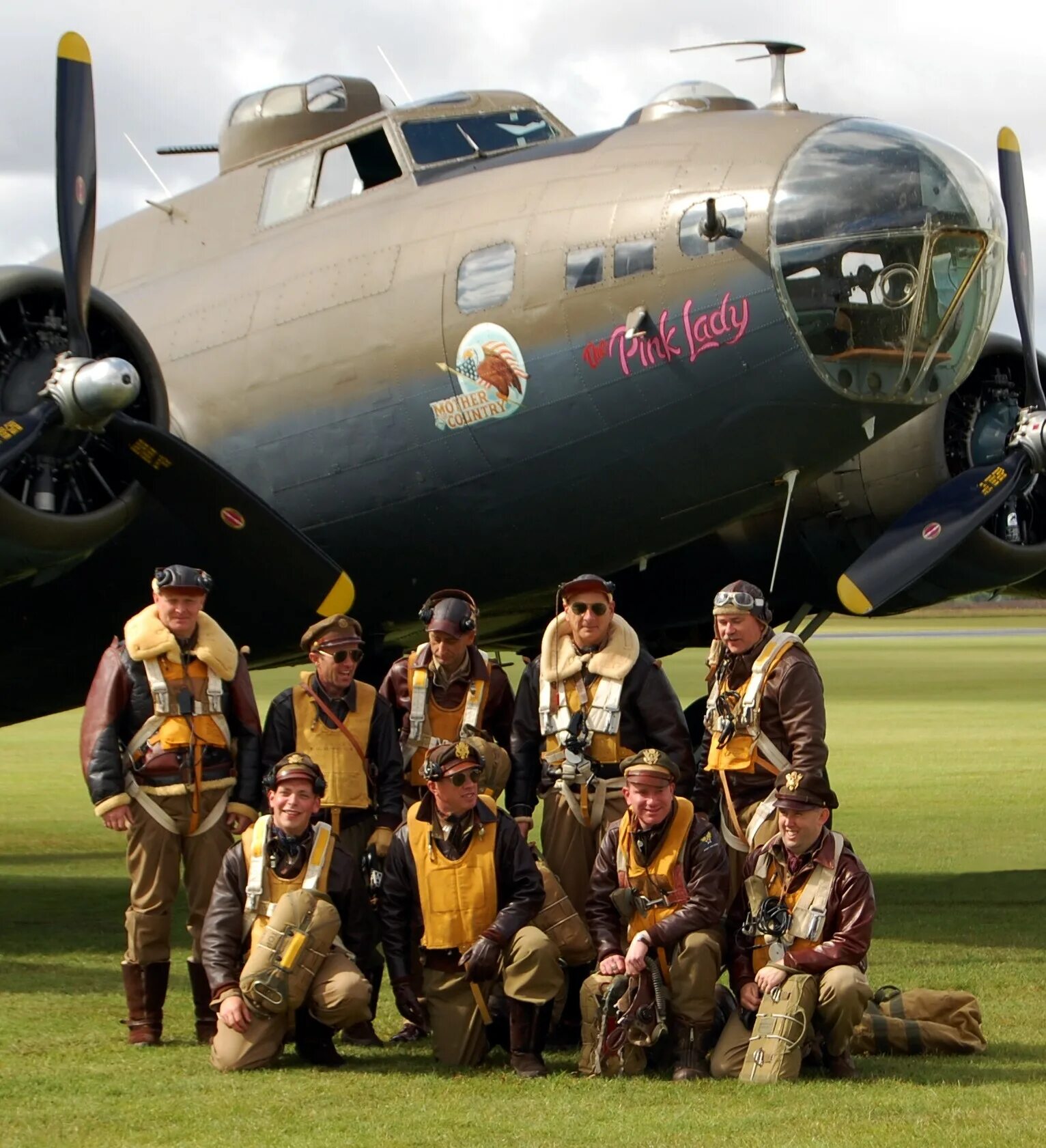 Б 17 кг. B-17 Flying Fortress. B 17 бомбардировщик. Экипаж бомбардировщика b-17g. Б 17 экипаж.