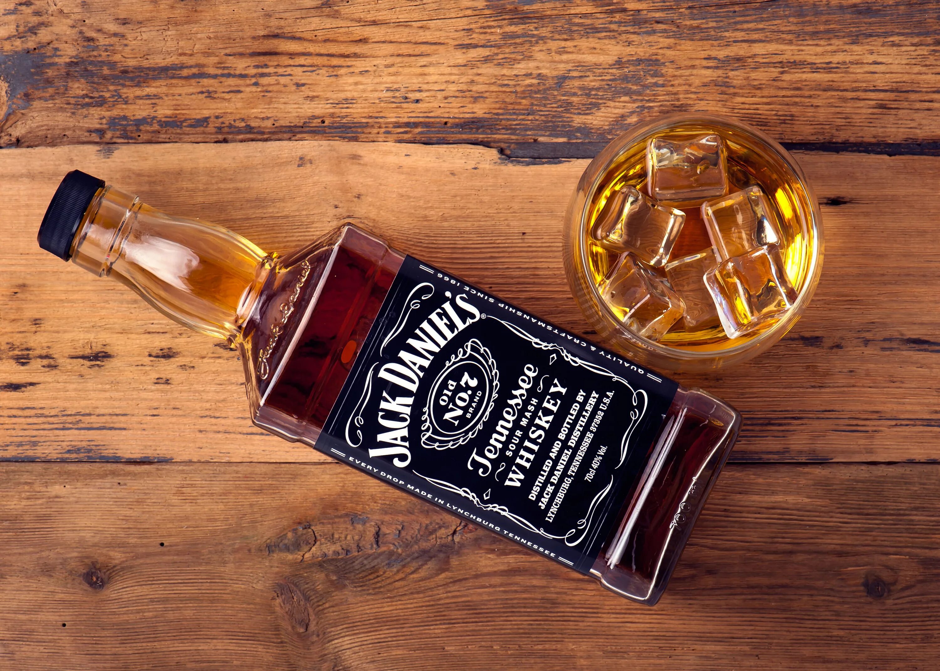 Джек дэниэлс это. Виски Джек Дэниэлс. Джек Дэниел'с Теннесси виски. Виски Джек Дэниэлс Теннесси. Виски Джек Дэниэлс 7.