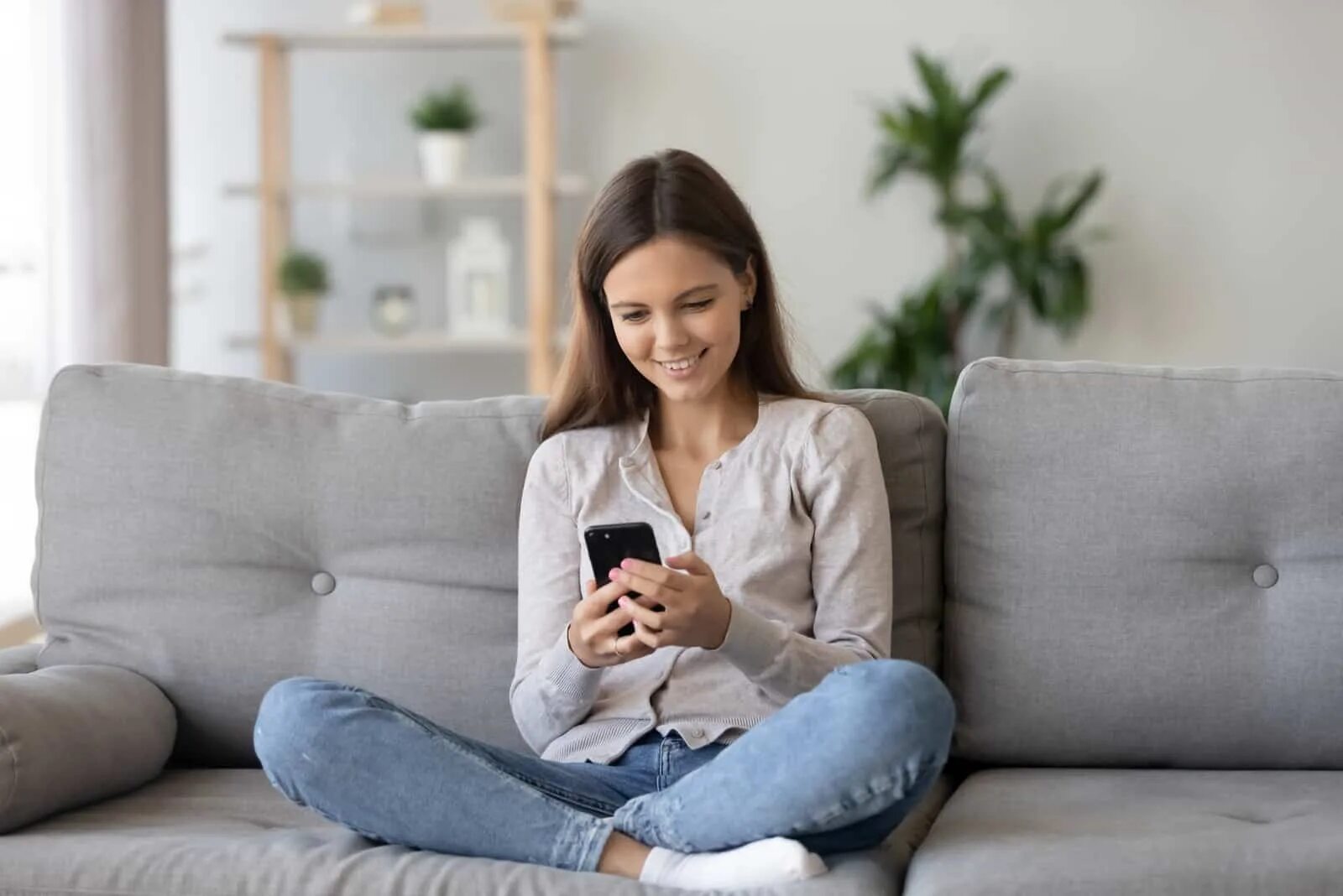 She is ordering. Девушка со смартфоном. Девушка со смартфоном на диване. Диван для подростка девочки. Человек на диване с телефоном.