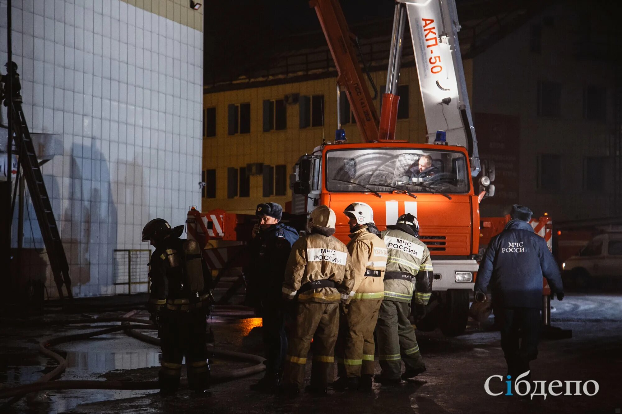 Пожар в кемерово в тц зимняя вишня. Пожар вишенка тула сегодня. Пожар вишенка тула сегодня. Зимняя вишня кемерово 2018 пожар в торговом центре. Пожар вишенка тула сегодня.