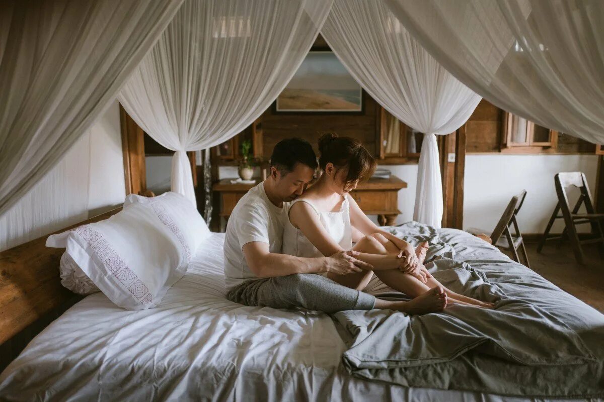 Фотосессия в спальне. Романтичная спальня. Люди в спальне. Супружеская кровать.