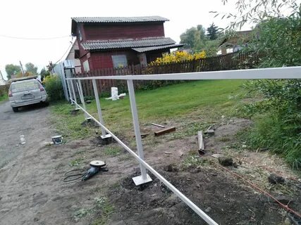 Забор на сваях
