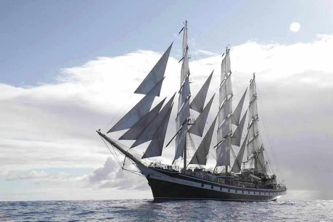 Парусник надежда владивосток. Паллада фрегат учебный. Парусник мир. Учебный парусник. Учебный парусник.