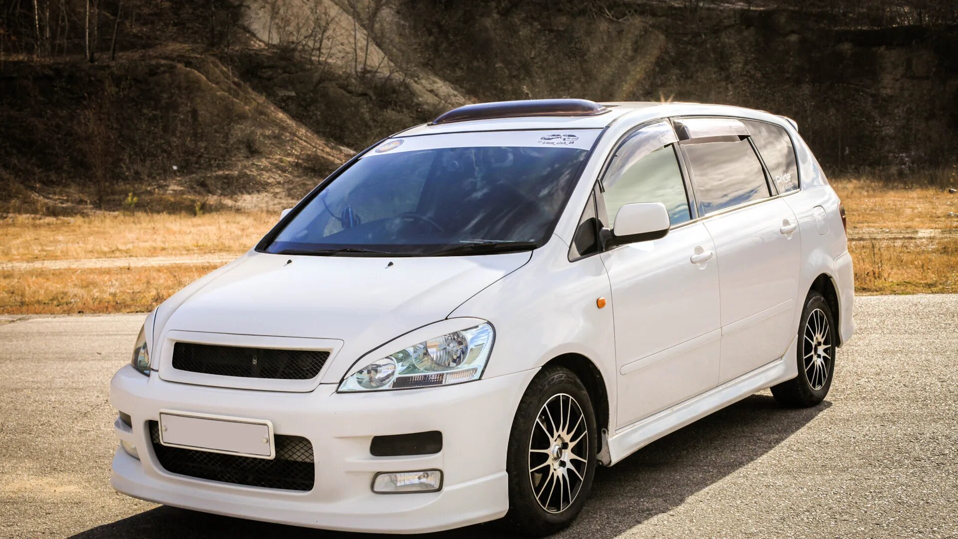 Белый ипсум. 4. Белый ипсум. Тойота ипсум белая. Toyota ipsum 2001.