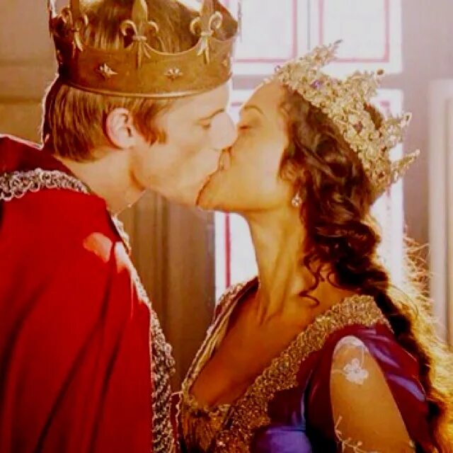 Он любит королеву. Он любит королеву