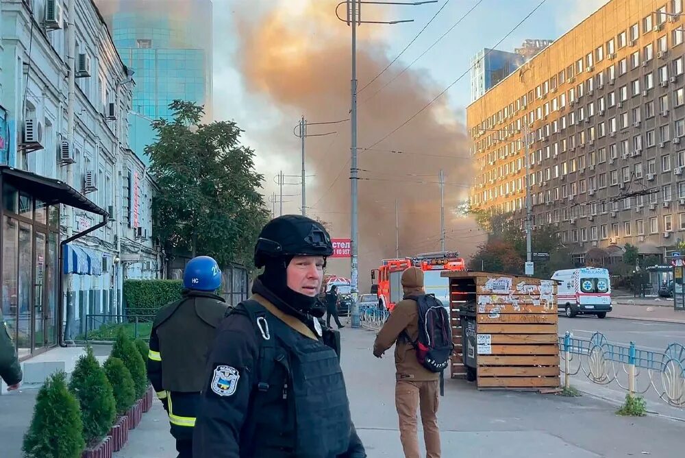 Взрывы в Киеве. Пожар в Киеве. Человек в центре города. Почему не наносят удары по киеву