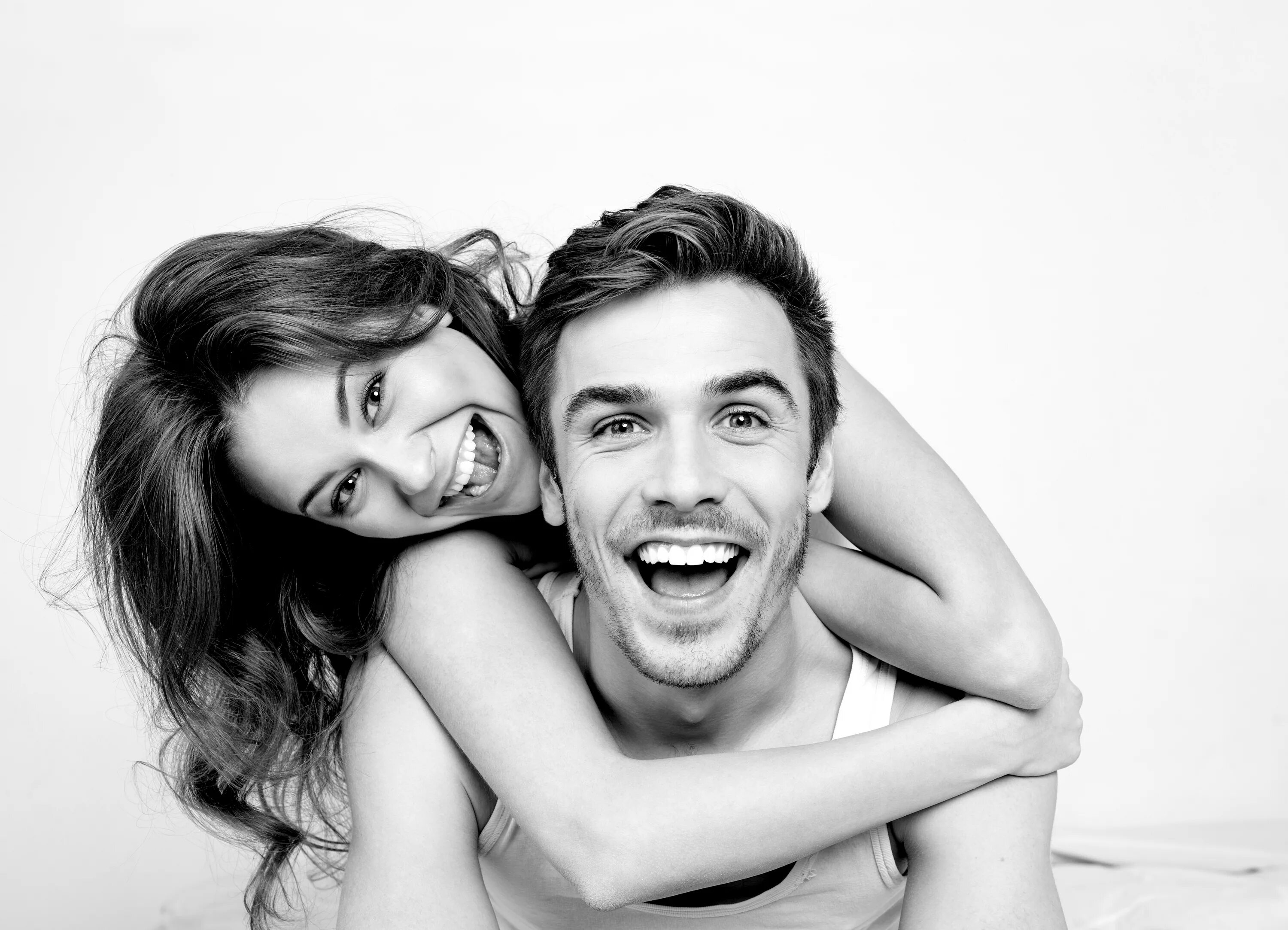 Влюбленные улыбаются. Улыбающийся человек. Встретились взглядами. Люди улыбаются друг другу. Мужчина знакомится с женщиной.