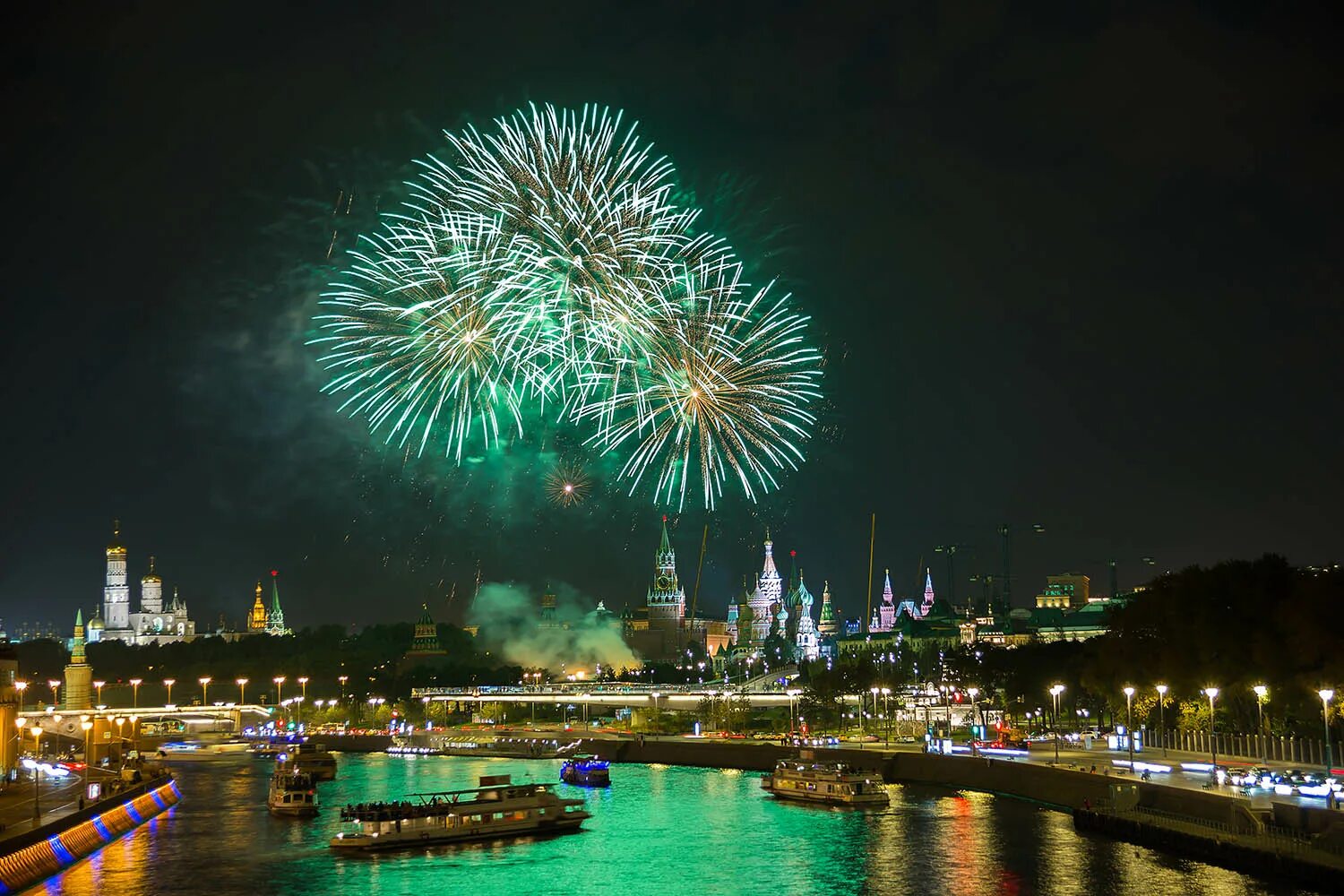 Салют на речном вокзале. Салют в городе москва. Московские кремель салют. Большой москворецкий мост в москве салют. Салют на москворецком мосту.