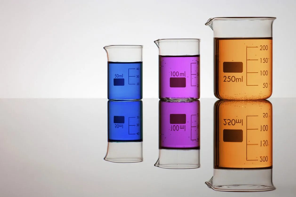 Лабораторный стакан с красно бурой жидкостью. Synthesis solutions. Solutions practice kit. Эмодин молекула. Летингулярный пла.