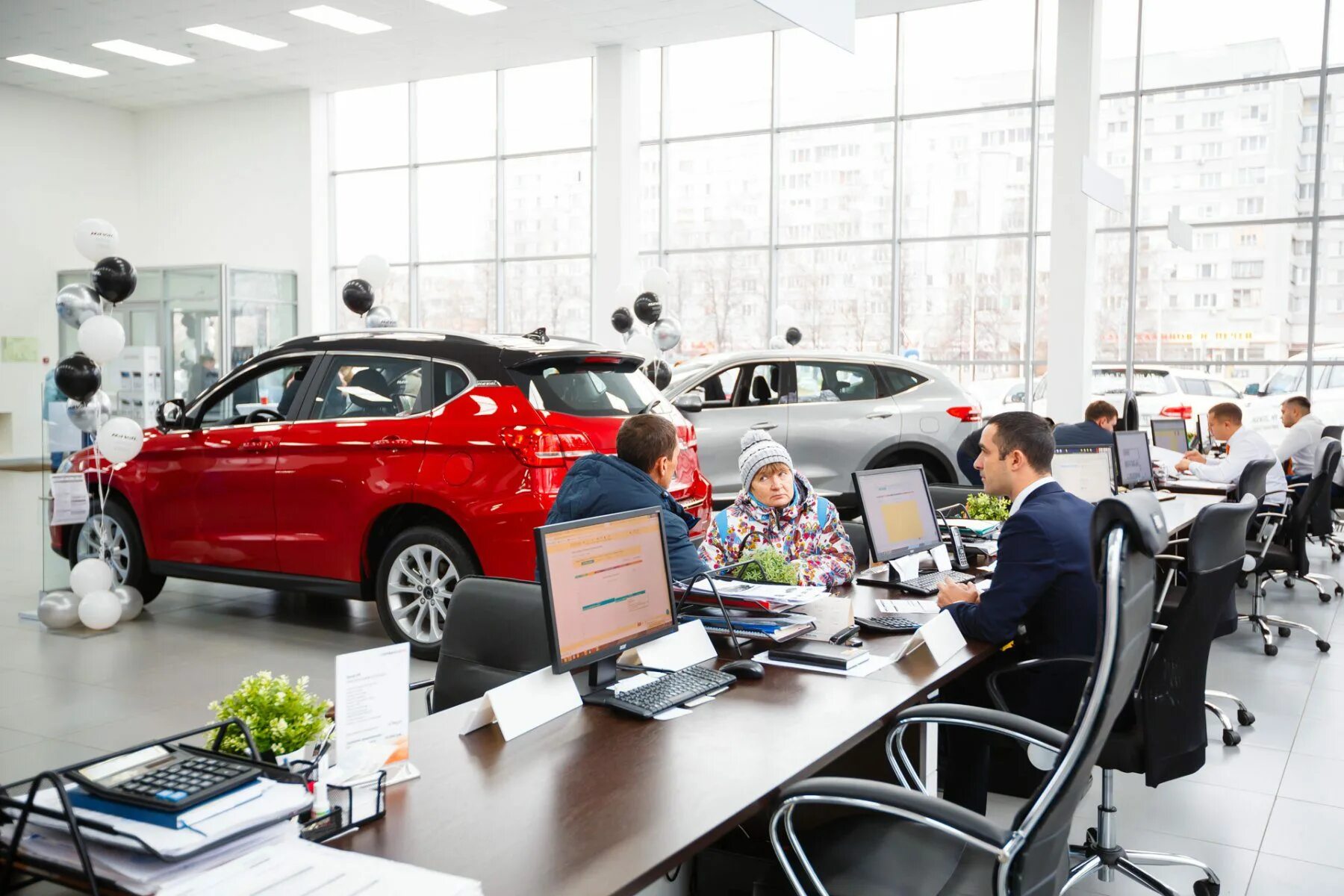 Автосалоне партнере банка. Автосалон. Автомобили в автосалоне. Автомобильный салон.