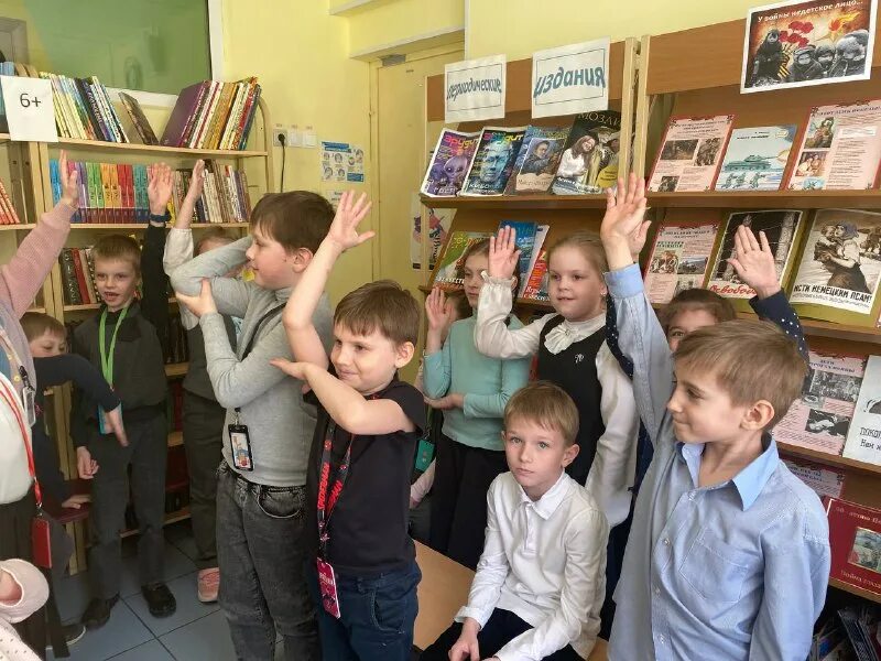 Медали для детей в библиотеке. Читатель команда. Школьная библиотека иллюстрация. Эмблема книги. Читатель команда.