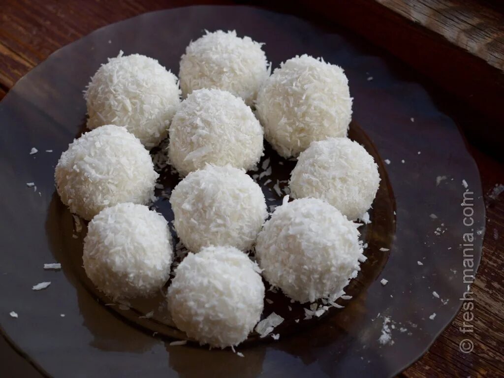 Конфеты с кокосовой стружкой. Кокосовая стружка в кокосе. Смешай кокосовую. Кокосовое печенье с корицей. Рецепт рогалики сахарные с кокосовой стружкой.