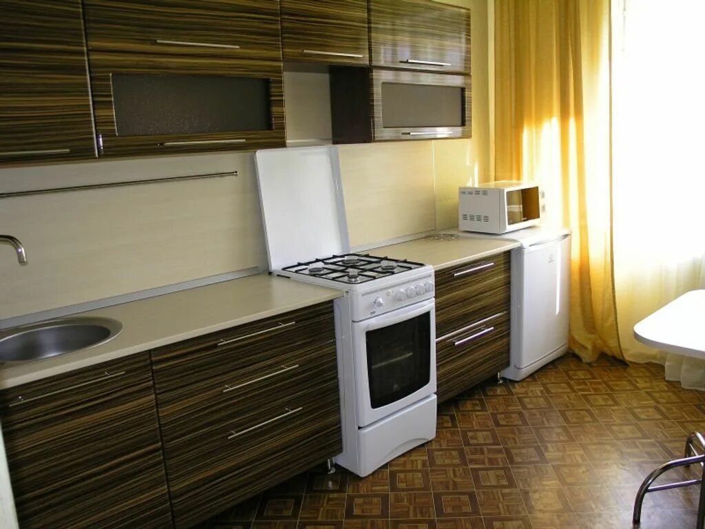 Купить однокомнатную квартиру отрадное. Кухня с отдельно стоящей плитой. Кухонный гарнитур с плитой. Отдельностоящая плита на кухне. Кухня с обычной плитой.