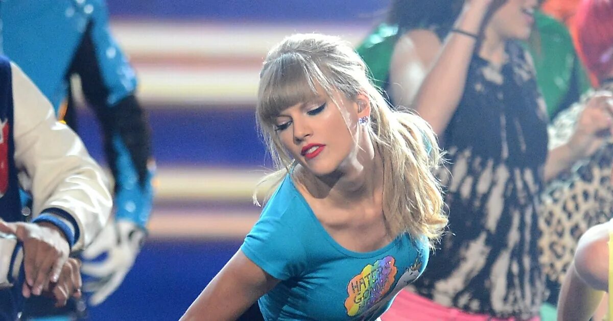 Swift dancing. Тейлор свифт шейк. taylor swift dancing. бейонсе и тейлор свифт. свифт танец.